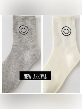 New Women’s Trendy Smiley Face Crew Socks (2 Pairs Total)